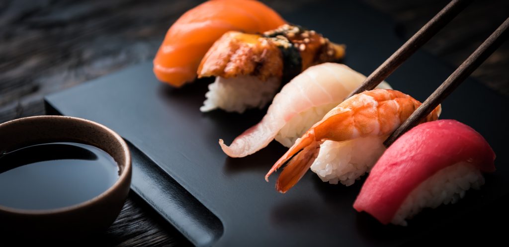 sushi et maki sur un plateau